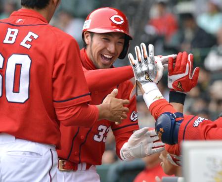 　９回、勝ち越しのホームを踏み、ベンチ前で笑顔の菊池（撮影・保田叔久）