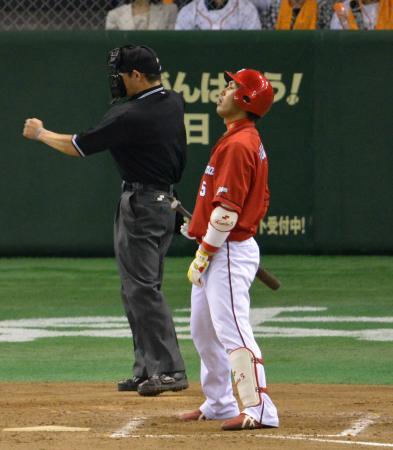 　８回、チャンスで見逃し三振に倒れぼう然とする栗原（撮影・村中拓久）