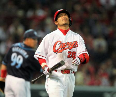 ８回広島無死一、二塁、送りバントを失敗し、天を仰ぐ広島・広瀬　純＝マツダスタジアム（撮影・出月俊成）