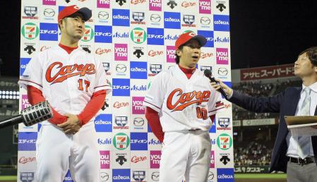 　マツダスタジアム初のお立ち台に上がり、インタビューに答える中東（左）＝撮影・北村雅宏