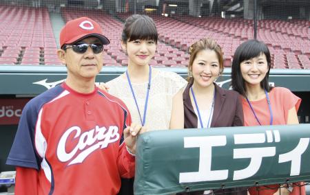 　球場を訪れ、父親の新井コーチ（左）と写真に納まる三女でミス日本の貴子さん、次女・聖佳さん、長女・寿枝さん（撮影・北村雅宏）