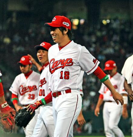 交流戦の開幕を勝利で飾り、笑顔を見せながらナインと引き揚げる広島・前田健太＝マツダスタジアム（撮影・出月俊成）