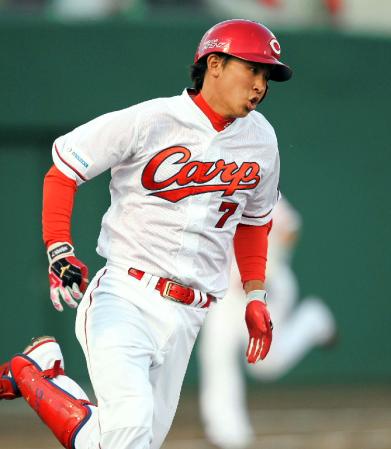 ２回、広島・堂林翔太は左線にタイムリーを放ち、激走する＝呉二河（撮影・出月俊成）