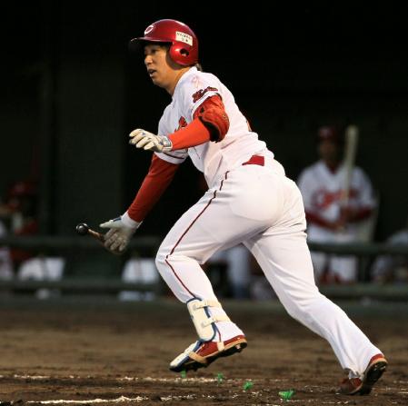 ３回、左線を破る２点適時打を放つ広島・野村祐輔＝呉二河（撮影・北村雅宏）