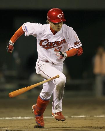 　８回、左前タイムリーを放つ堂林（撮影・出月俊成）