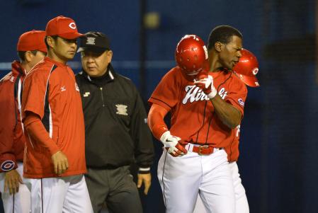 　４回、見逃し三振に倒れた際、球審に暴言を吐き退場となったルイス（右）＝撮影・村中拓久