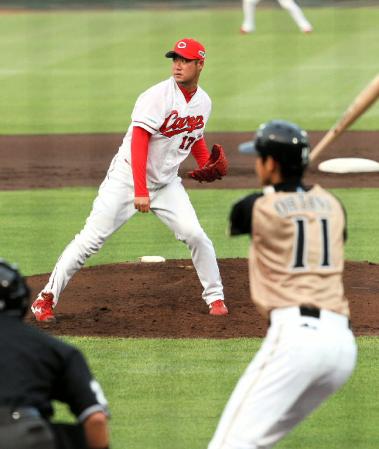 １回日本ハム１死、広島・大竹　寛は日本ハム・大谷翔平（手前）に左前打を打たれる＝マツダスタジアム（撮影・出月俊成）