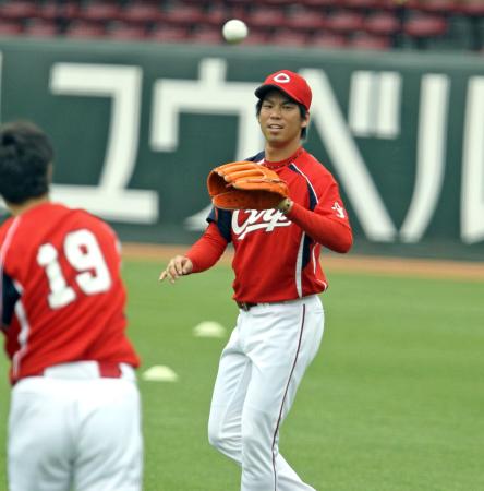 　野村（左）とキャッチボールで調整する前田健（撮影・北村雅宏）