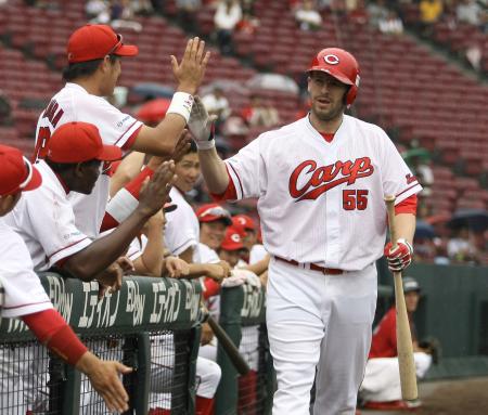 　６回、復帰戦でソロ本塁打を放ち、ベンチ前でナインとタッチを交わすエルドレッド（右）（撮影・北村雅宏）