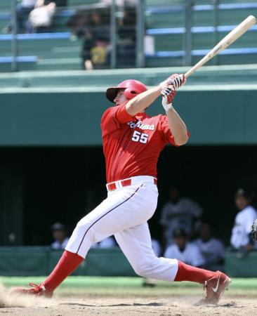 　４回、中前打を放つエルドレッド（撮影・岡田育磨）