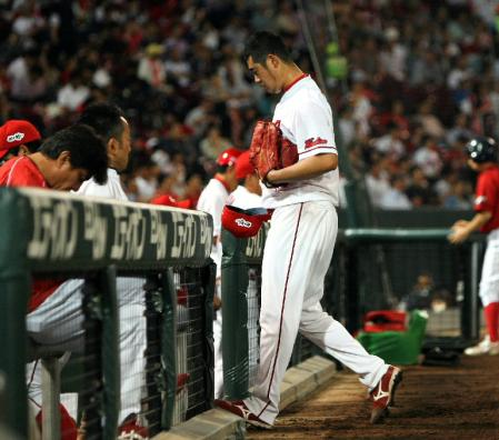 ６回、追加点を奪われ肩を落としてベンチへ戻る大竹（撮影・出月俊成）