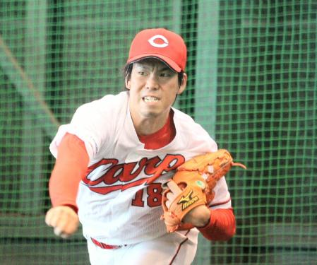 ブルペンに入り、力強い投球を見せた広島・前田健太＝大野練習場（撮影・北村雅宏）