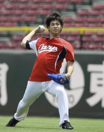 　登板に向け投球練習する野村祐（撮影・北村雅宏）