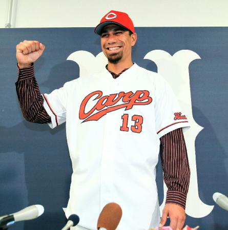 真新しいユニホームを着て、笑顔でガッツポーズを見せるキラ・カアイフエ＝マツダスタジアム（撮影・北村雅宏）