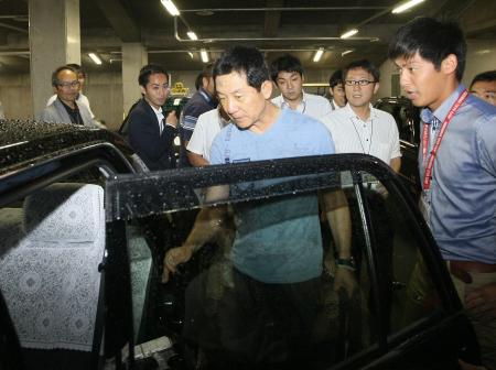 　ばんそうこう姿ながらも元気な様子で引き揚げる新井コーチ（撮影・出月俊成）