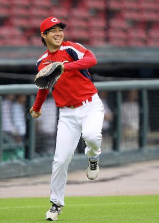 　笑顔を見せながら遠投で調整する野村（撮影・北村雅宏）　