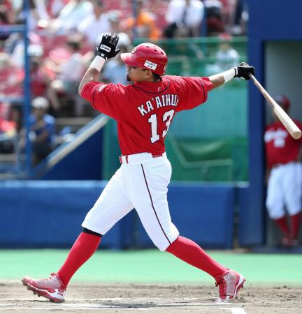 　６回、キラは中越えに適時打を放つ（撮影・池田まみ）