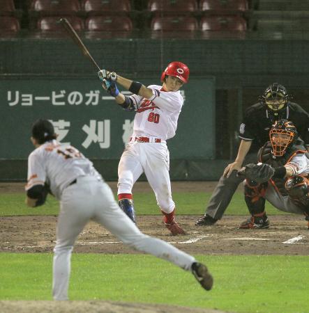 　６回、安部は菅野（手前）から今季１号ソロを放つ（撮影・出月俊成）