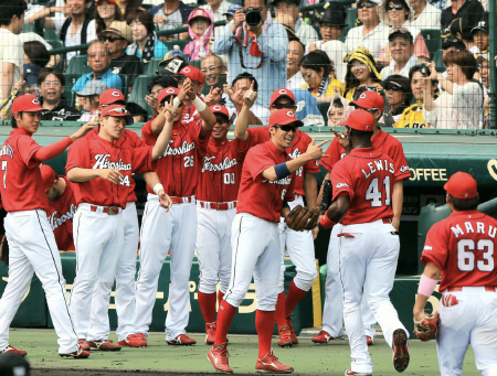 　３回、ルイスは鳥谷の打球を好捕しナインの出迎えを受ける