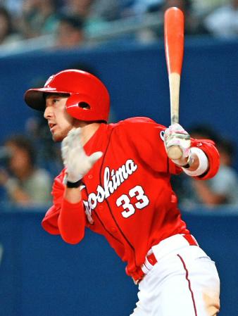 ８回表無死、左翼線に二塁打を放つ菊池＝ナゴヤドーム（撮影・立川洋一郎）