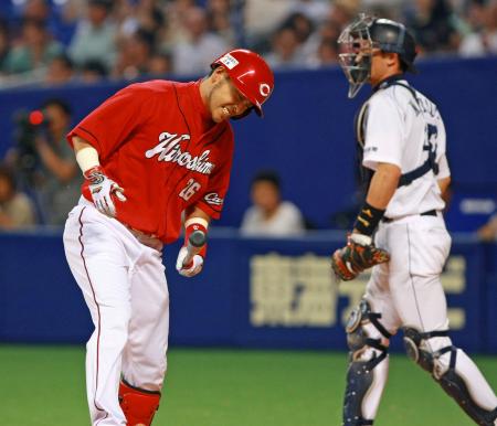 　８回、代打広瀬は空振り三振に倒れ悔しがる（撮影・立川洋一郎）