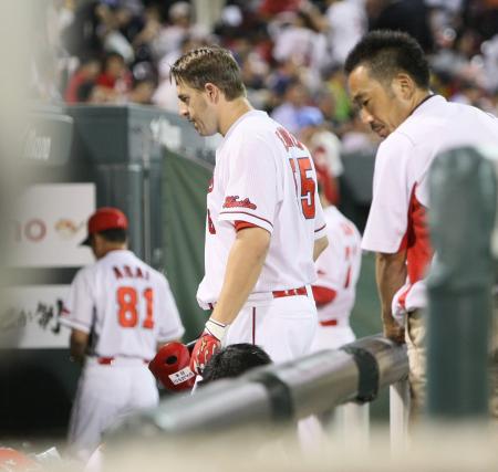 　最後の打者となったエルドレッドは肩を落としてベンチへ引き揚げる（撮影・出月俊成）