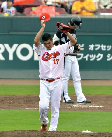　７回、西岡の打席でボールが先行し汗をぬぐう大竹（撮影・保田叔久）