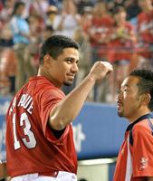 　ヒーローインタビュー中、ファンの声援にガッツポーズで応えるキラ（撮影・会津智海）