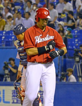 　９回、空振りの三振に倒れベンチへ下がるキラ（撮影・金田祐二）