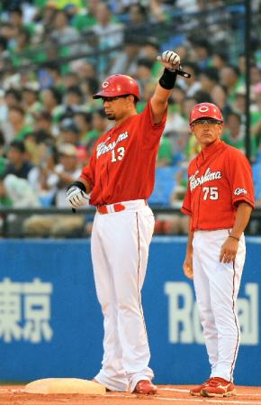 　１回、キラは右前に先制タイムリーを放ちガッツポーズ