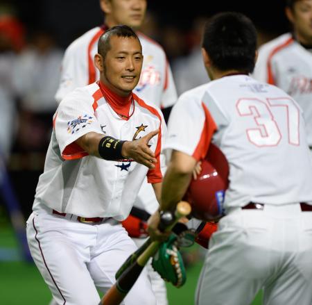 　楽天・嶋と握手する広島・広瀬（左）＝撮影・園田高夫