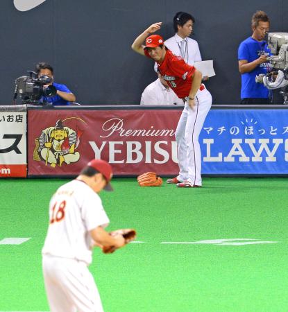 　楽天・田中の投球をみる前田健（撮影・金田祐二）