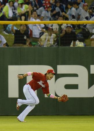 　３回、ソフトバンク・長谷川の打球を好捕する丸