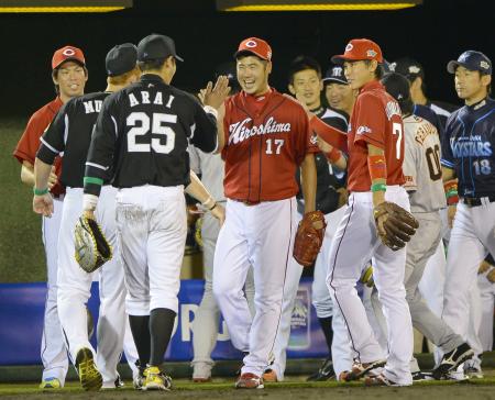 　５回、無失点に抑え、阪神・新井（２５）ら全セナインを笑顔で迎える広島・大竹（中）＝撮影・西岡　正