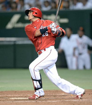 　９回、左越えソロを放つ広瀬