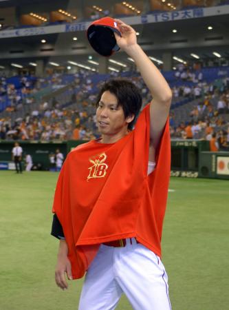 　７回２失点の好投で今季８勝目。スタンドの祝福に応える前田健（撮影・開出　牧）