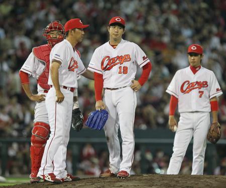 　８回、大量６失点で逆転を許し、山内コーチにうながされて降板する野村（中央）＝撮影・出月俊成