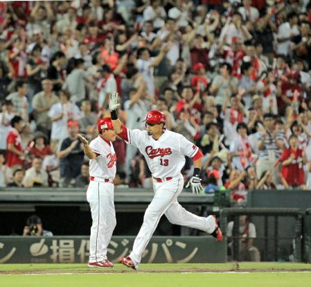 ６回、勝ち越し２ランを放ったキラはファンの歓声を背にホームへ向かう＝マツダスタジアム（撮影・出月俊成）