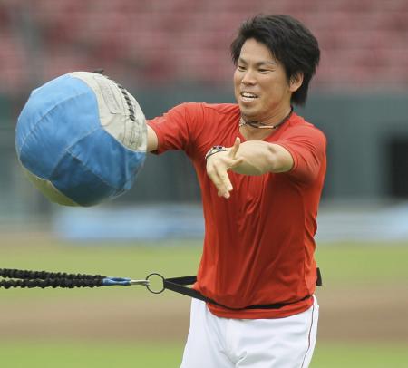　ボールトレーニングをする前田健（撮影・北村雅宏）