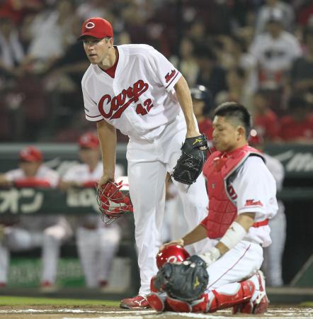 　６回、失点後にぼう然と石原（右）のマスクを拾うバリントン（撮影・出月俊成）