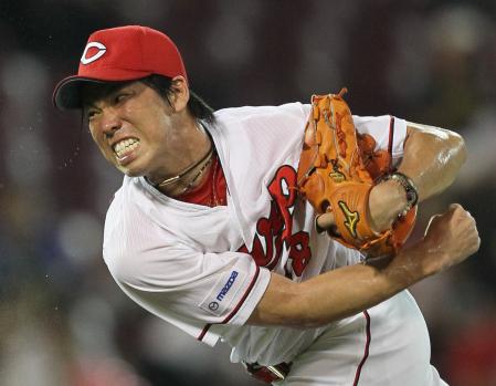 　こん身の力を込めて力投する前田健（撮影・出月俊成）