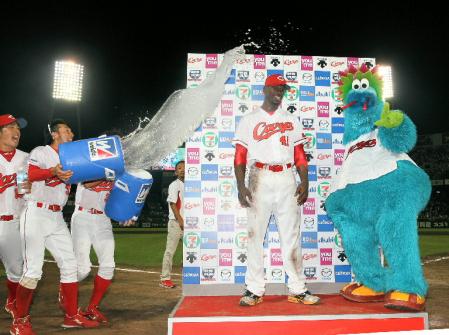 ヒーローインタビューで恒例となった水の洗礼浴びる広島・ルイス（中央）＝マツダスタジアム（撮影・北村雅宏）