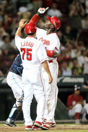 ７回、勝ち越し２ランを放ち生還したルイスは天を指さす＝マツダスタジアム（撮影・北村雅宏）