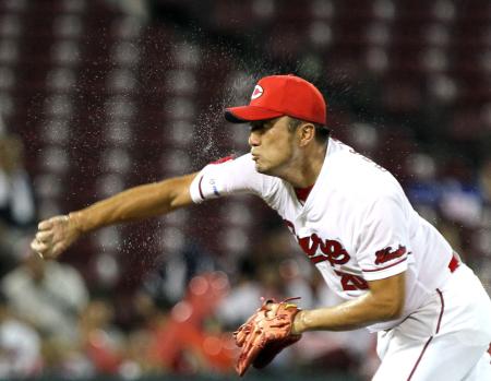 　７回、汗を飛ばして力投する永川勝（撮影・北村雅宏）