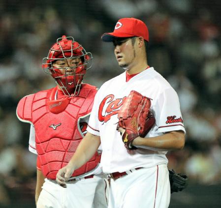 ６回、石原（左）とベンチに戻る大竹＝マツダスタジアム（撮影・北村雅宏）