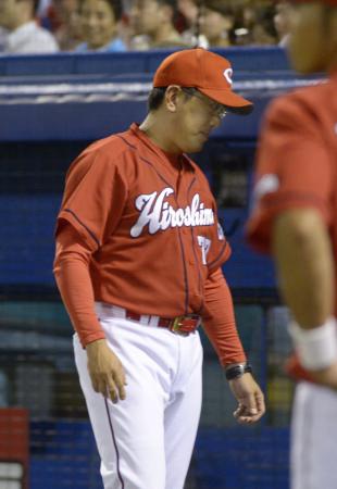 　５回、投手交代を告げベンチに戻る野村監督（撮影・開出　牧）