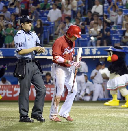 　５回、満塁の好機に空振り三振に倒れ、肩を落としながらベンチに戻る丸（撮影・開出　牧）