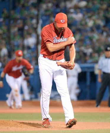 　８回、ヤクルト・上田を三振に斬りガッツポーズをとる永川勝浩