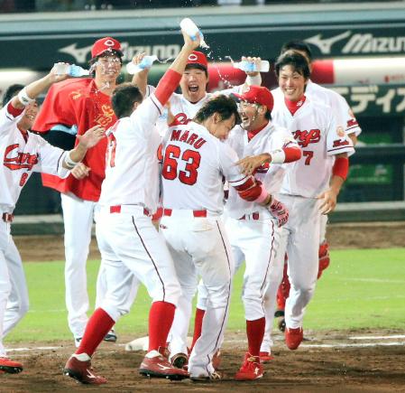 ９回、サヨナラ打を放ちナインに祝福される広島・丸＝マツダ（撮影・飯室逸平）
