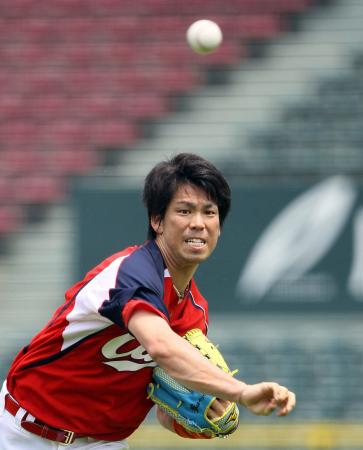 　キャッチボールで肩を慣らす前田健（撮影・北村雅宏）